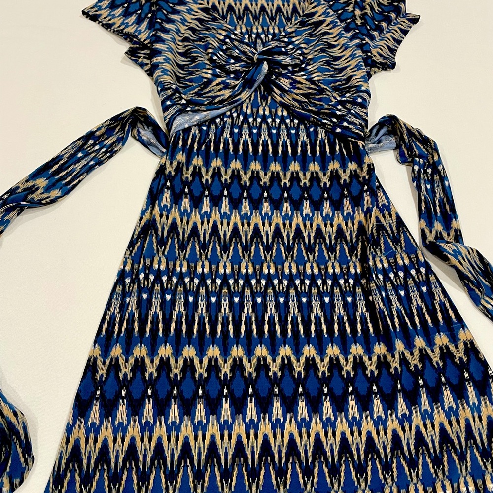 BCBG print travel dress. Faux wrap look with v neck. Size M, knee length